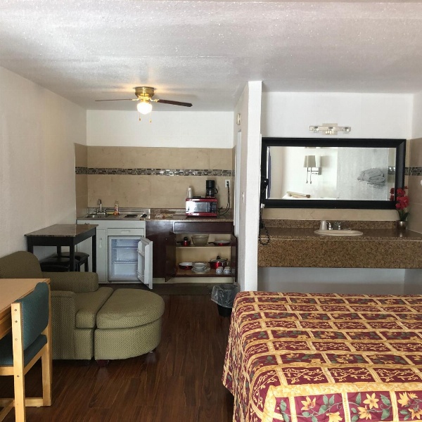 Mount-N-Lake Motel image 2