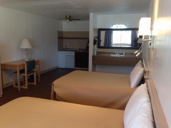 Mount-N-Lake Motel image 5